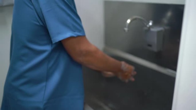 护士在医院洗手