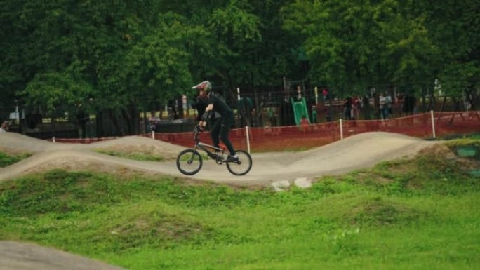 体育活动公园，骑BMX自行车和表演技巧的人，极端爱好者的特技自行车