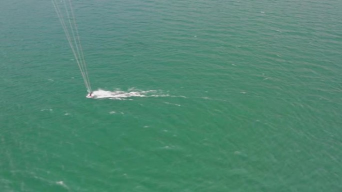 空中无人机在湖上拍摄风筝冲浪者