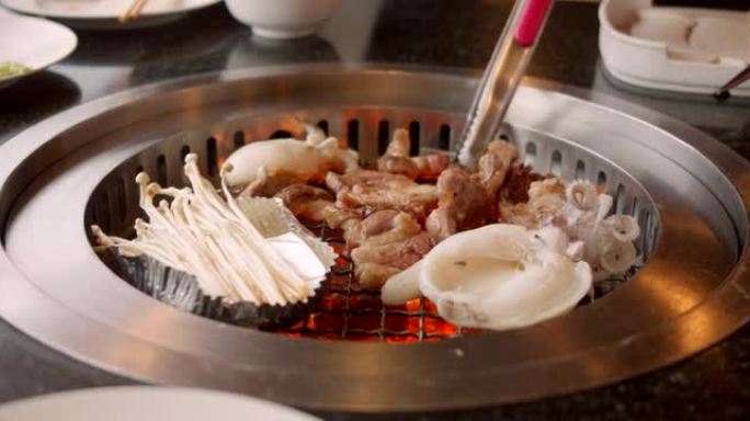 日式烤肉，烤肉和海鲜木炭烧烤。