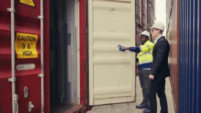工头和检查员检查集装箱箱，以对docker中的物流进出口进行质量控制。