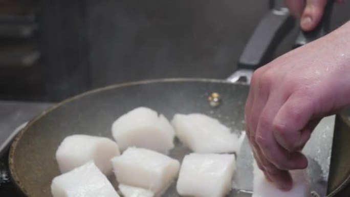 锅中煮熟的鳕鱼片的细节照片