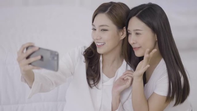 两个女性朋友视频通话