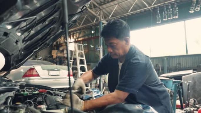 在汽车维修厂修理汽车的机械师