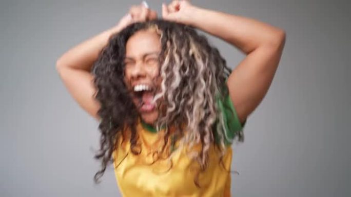 年轻女子庆祝巴西队在演播室射击中获胜