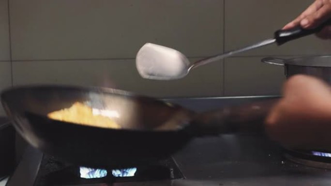 CU: 厨师在煎锅里煮煎蛋。