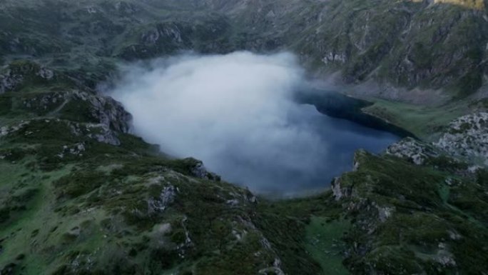 空中无人机拍摄了上面悬挂着小云的山湖