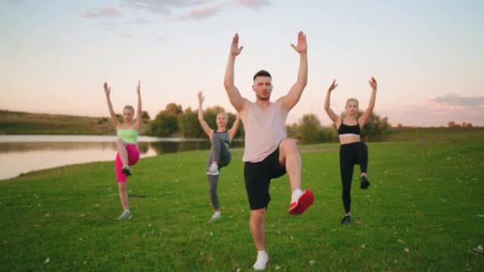 健身教练和三个运动美女在公园里练习瑜伽和普拉提，体育锻炼