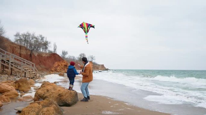 微笑的父子在海边放风筝