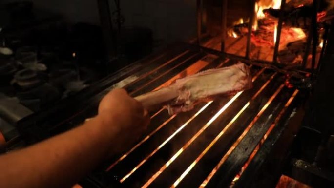 生一块多汁的丁字肉木桩，放在烤架上的明火里。