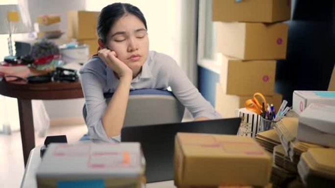 困倦而懒惰，业主在家庭办公室使用计算机检查订单交付小型企业。