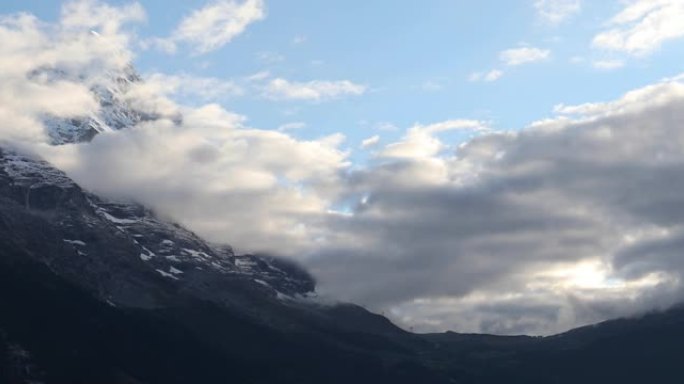 雪山山脉的风景，云层散开