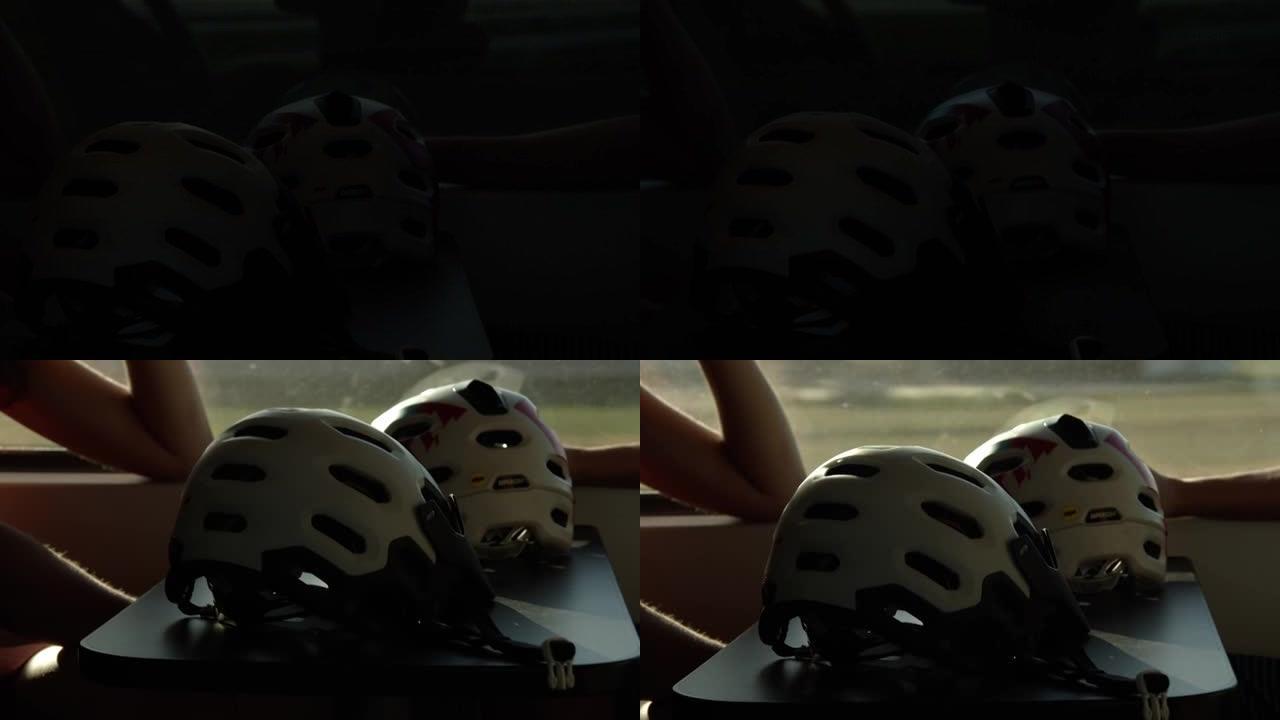 两个自行车头盔和三个年轻女子骑火车的细节照片