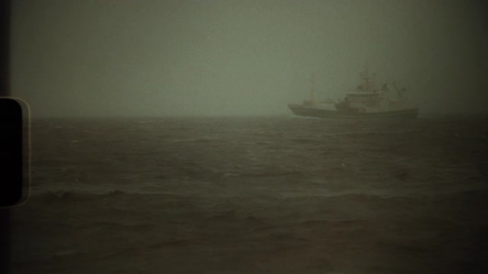 鱼船在薄雾中捕鱼: 波涛汹涌的冬季大海