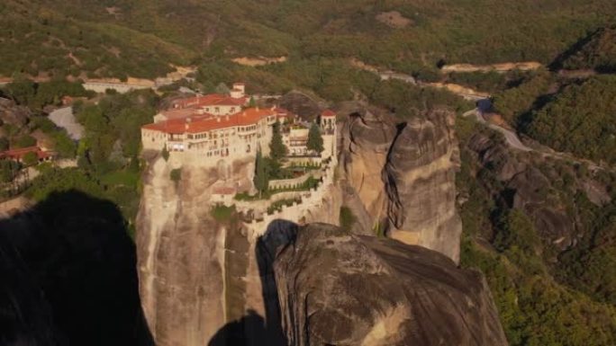 迈泰奥拉修道院和山区的空中风景