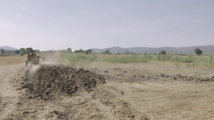 意大利的农业: 拖拉机在干旱地区耕作