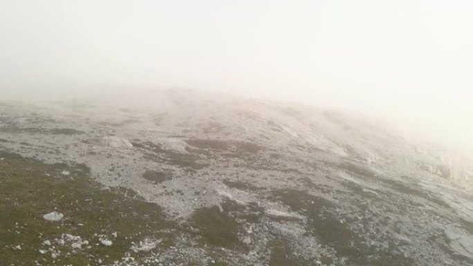 飞越山峰的鸟瞰图能见度低雾蒙蒙高山