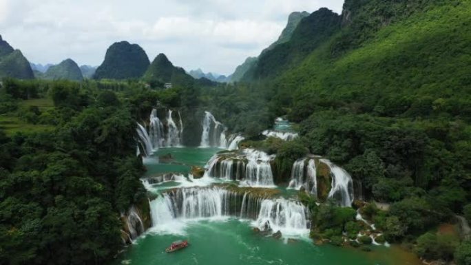 Bangioc瀑布位于与中国，亚洲，越南北部，曹邦接壤的边境，朝向Lang Son，在阳光明媚的夏天