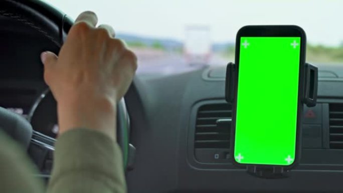 LD女子手持方向盘在高速公路上驾驶智能手机导航