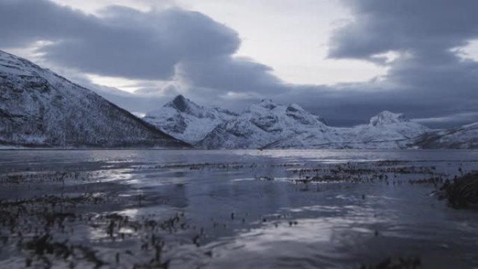 挪威特罗姆瑟的野生原始自然，远处湖泊和山脉的全景