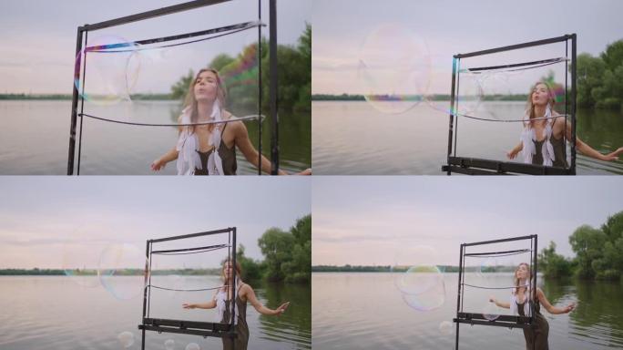 一位年轻的女艺术家吹了很多肥皂泡，在日落时在湖上用慢镜头展示了一场戏剧表演