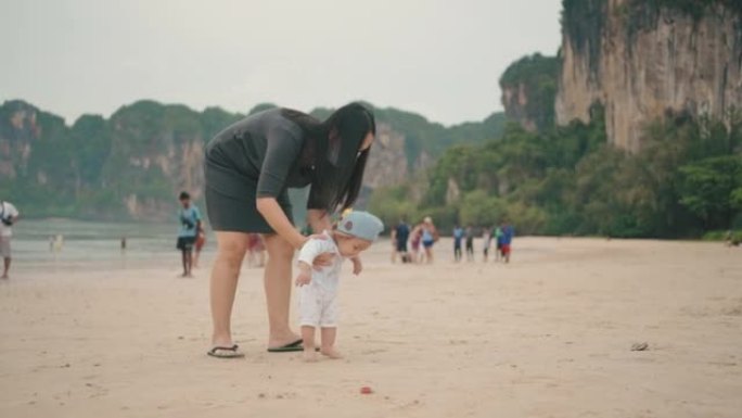 母子俩一起享受夏日海滩。