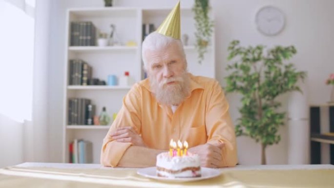 60多岁的悲伤男子的肖像独自庆祝生日，冠状病毒封锁