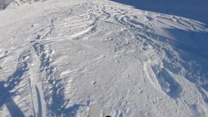 滑雪者通过粉雪下降的第一人称视角