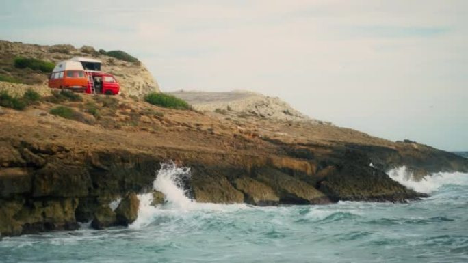 愤怒的海浪用停放的野营车撞向悬崖