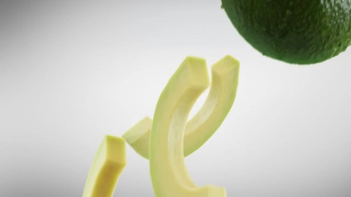 鳄梨，切片落在灰色背景上