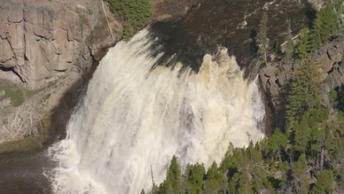 戏剧性的镜头直射长臂猿瀑布在黄石国家公园西北部戏剧性的岩层上瀑布。瀑布位于长臂猿河和火洞河的交汇处附
