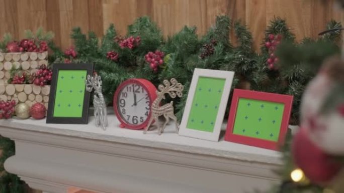 粉色闪亮钟表、银色圣诞鹿玩具和相框模型