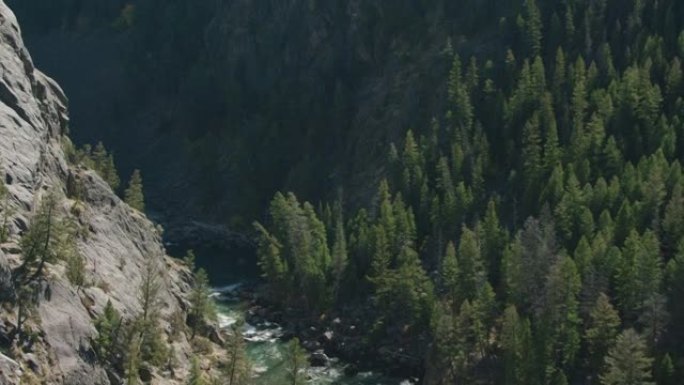在黄石国家公园附近的Beartooth山脉中，一条明亮的绿松石山流穿过陡峭的狭窄峡谷