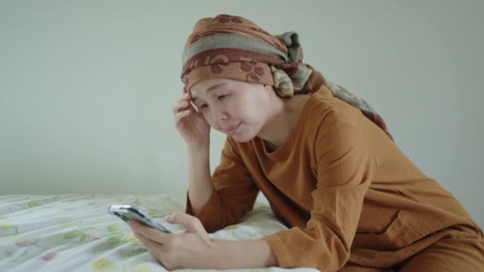 在家中使用智能手机的癌症妇女