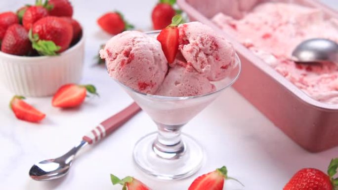 自制草莓冰淇淋准备供应