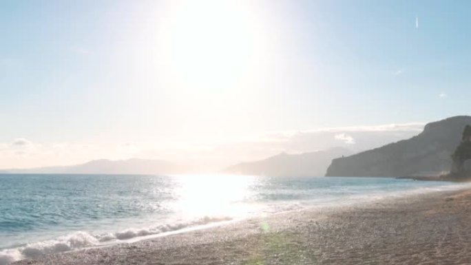 平缓冲浪和海岸线的风景