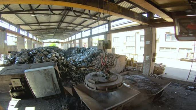 LD工业磁铁操作员将废金属释放到切碎机中