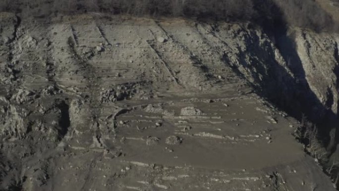 大坝排水后，空中无人机拍摄了山谷