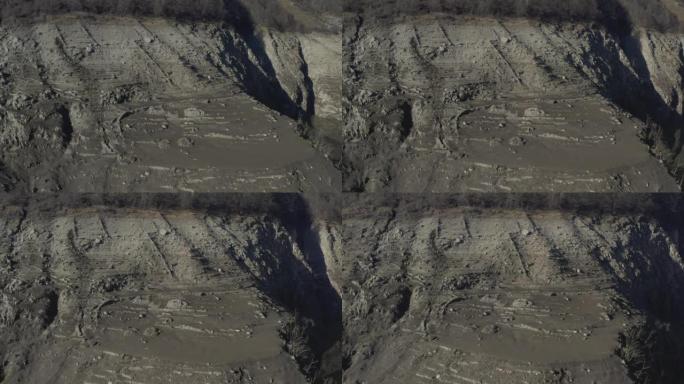大坝排水后，空中无人机拍摄了山谷