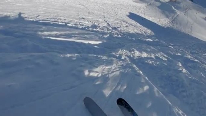 滑雪者通过粉雪下降的第一人称视角