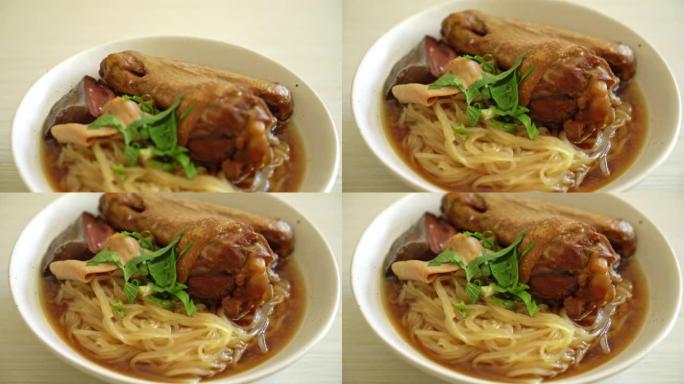 红烧鸭面配棕色汤 -- 亚洲美食风格
