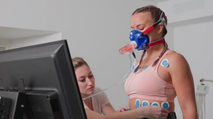 DS护士在进行肺功能测试后将电极从女运动员的胸部上取下