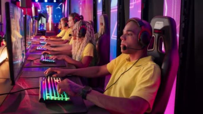 多样化的职业玩家团队与非洲种族的领导人竞争在电子游戏电子竞技冠军作为黄色团队