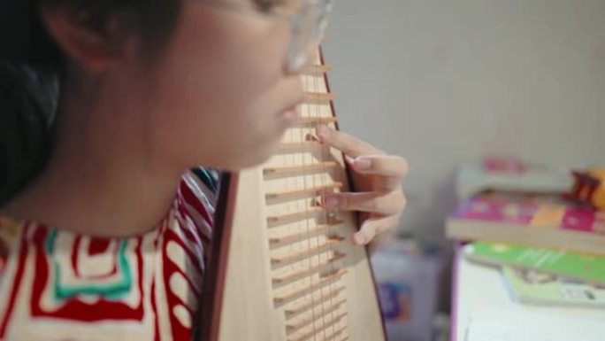 小女孩弹琵琶 (中国琵琶，一种带指板的弹拨弦乐器)