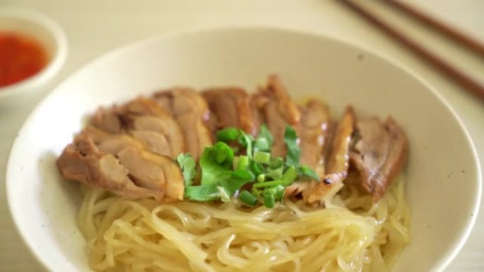 白碗炖鸭干面 -- 亚洲美食风格