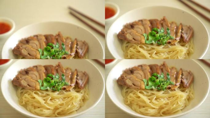 白碗炖鸭干面 -- 亚洲美食风格