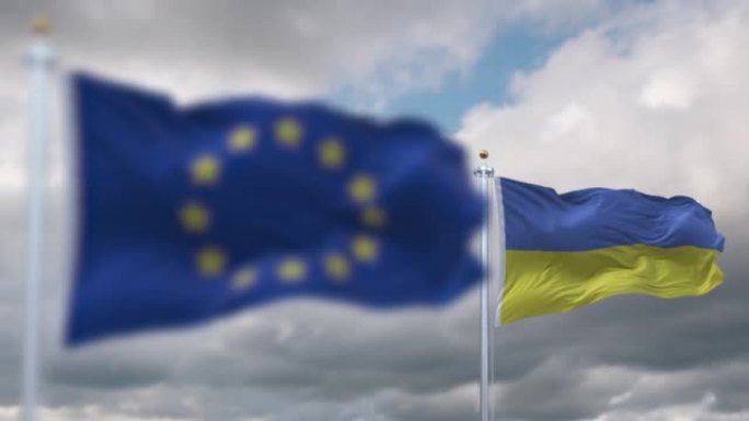 在多云的天空下，欧盟和乌克兰的旗帜