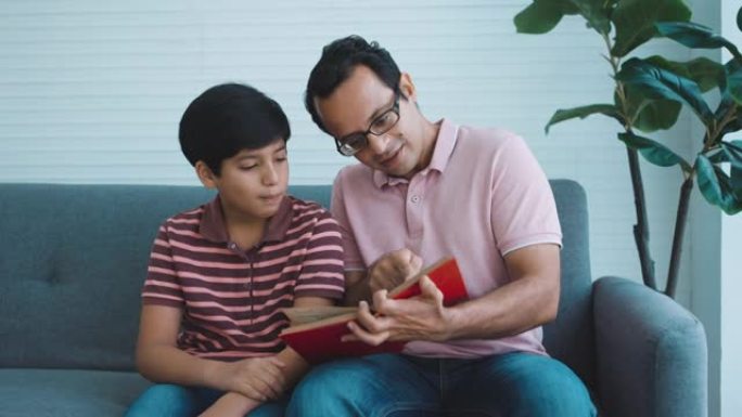 父亲解释家庭作业帮助儿子在家学习