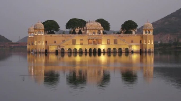 印度斋浦尔湖上的jal mahal宫，晚上-时光倒流