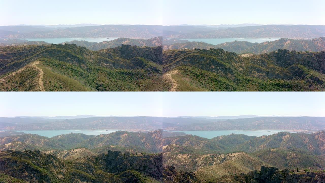 在美国加利福尼亚州的高山上空朝着贝里萨湖